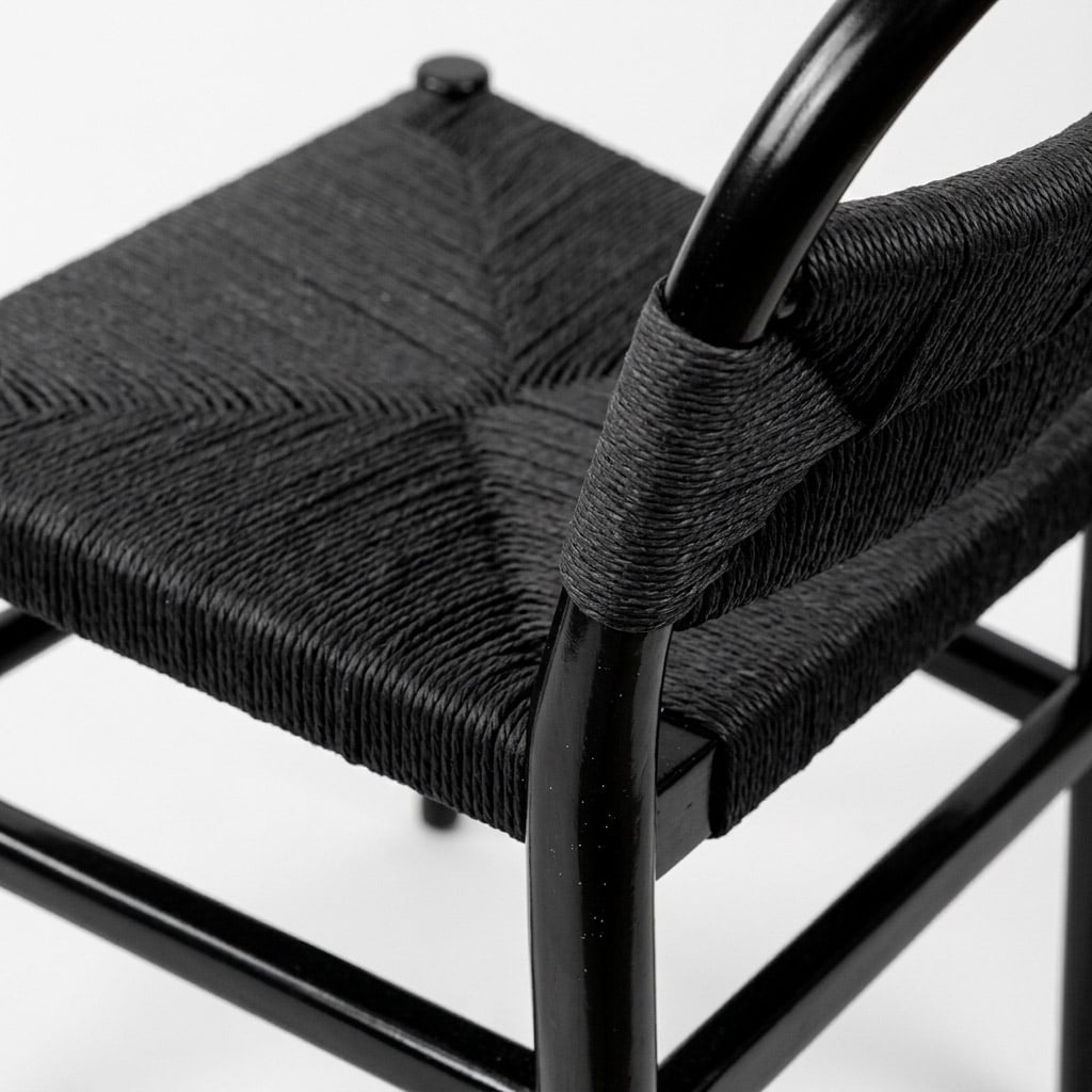 Silla Aura negra de madera de olmo en ambiente de restaurante