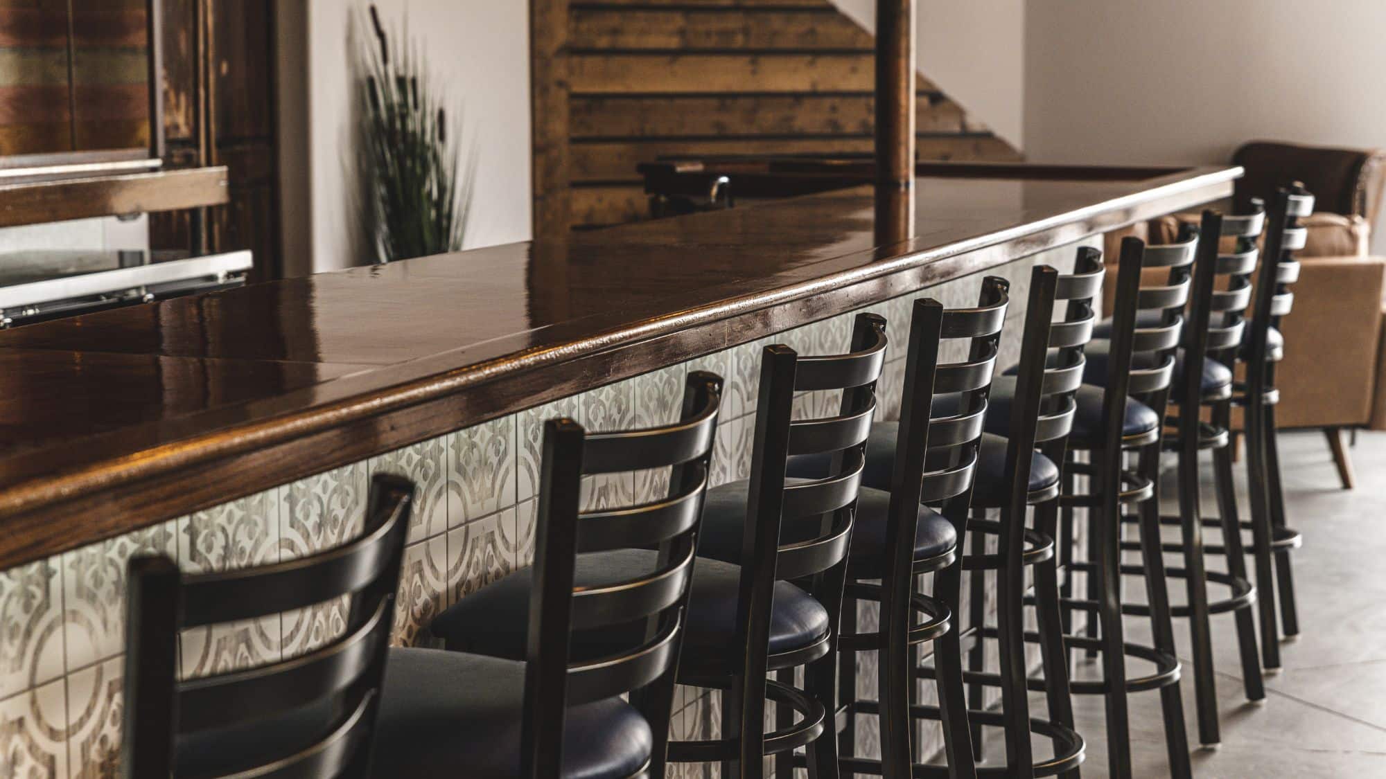 ¿Qué necesito para abrir un bar?: guía de mobiliario para montar tu local desde cero